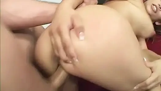 Ateşli sarışın büyük göğüslerini alıyor ve amını tıraş ediyor sert yaraklı bir adam tarafından sikiliyor