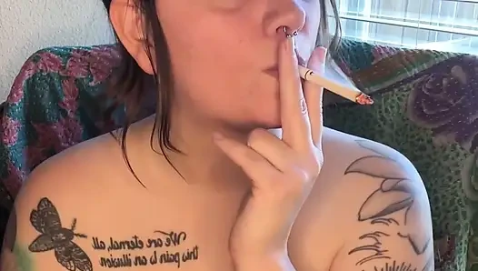 Smoker si cewek gemuk lagi asik masturbasi