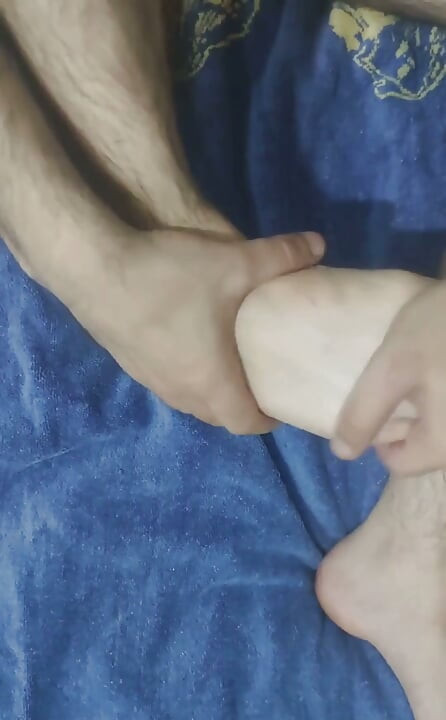 足にクリームを注ぐ 1