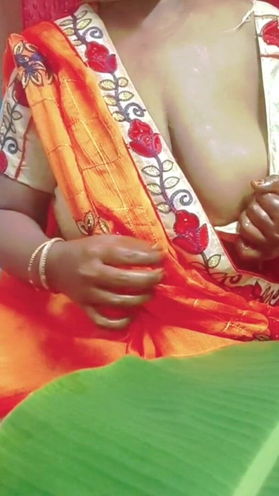 Signora dottore che ha dato un trattamento per un ragazzo impotente nel suo stile e ha fatto una bella sega con massaggio con olio con audio tamil completo | Clip 2