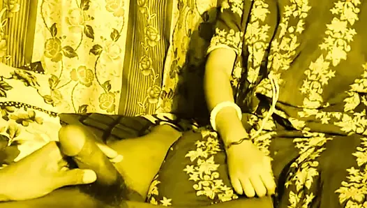Tante semok india menawarkan lekuk tubuh aduhainya untuk debornya yang tampan.