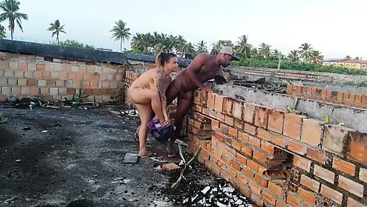 Seks di konstruksi terbengkalai saat saya hendak buang air kecil