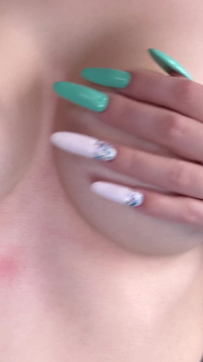 Nagy mellek remegnek az arcod előtt