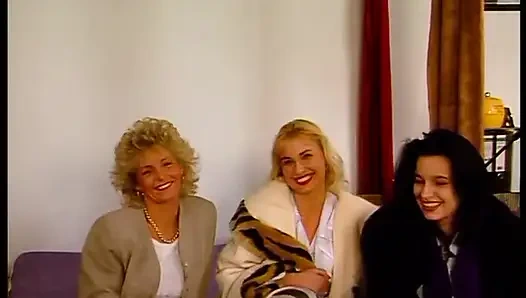 Klasik kızlar oyuncu seçmelerinde soyunuyor ve birbirlerine dokunuyor