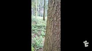 Masturbándose en el bosque