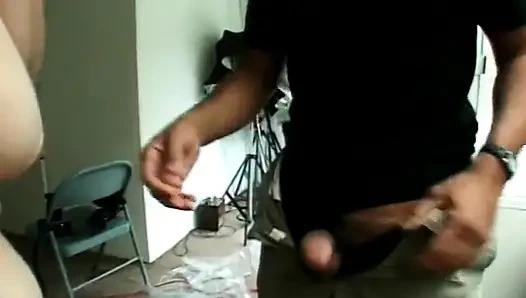 Cewek gemuk yang lagi sange suka banget dudukin tiang dan mengambil kendali