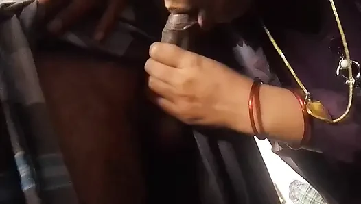 Tamil köylü kız mutfakta kocasının yarağını emiyor