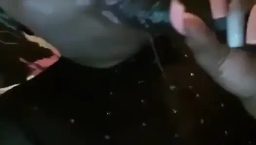 Üvey babam bizimle taşındı ve gece geç saatlerde biraz eğleniyoruz