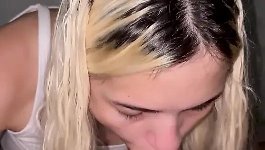 Alice lima lagi asik nyepong kontol