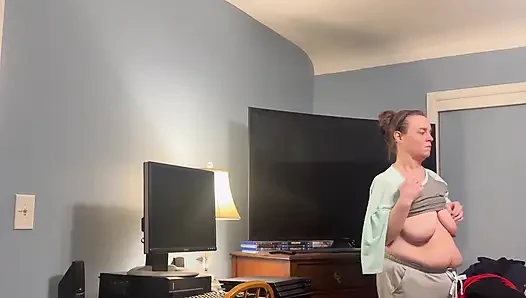Aku suka banget nyepong kontol dan minta cowok ini nyepong kontolnya sampai tenggorokan!