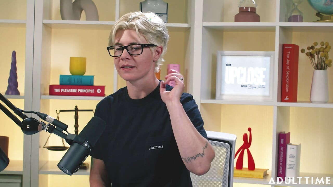 Клои Кингсли пръска пред камерата и показва червени флагове в подкаста Adult Time