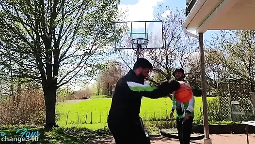 Basketbol maçından sonra terli yarağımı emdi