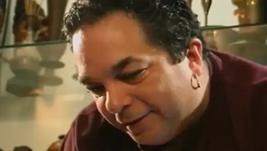 Suami berbagi istrinya yang cantik