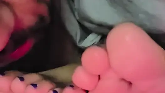 Nyepong kakinya sambil nonton film