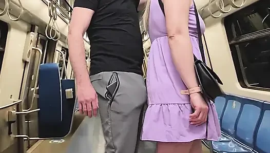 Pantolonun içinden yabancının yarağına dokunduğunda neredeyse metro yolcuları tarafından görülüyor