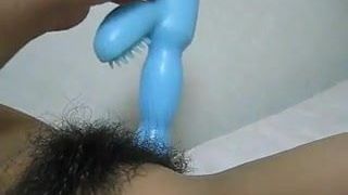 Японка мастурбирует волосатую киску