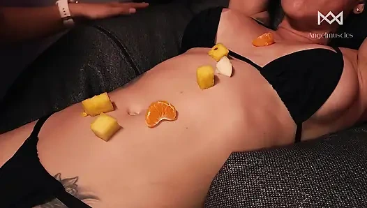 Keinginan manis teman sekamar saya: buah disajikan di atas perut saya.