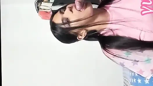 Возбужденная мачеха соблазняет своего пасынка и глотает всю его сперму