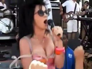 Katy Perry с ее большими сиськами подпрыгивает
