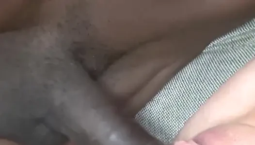 Aksi hardcore tante seksi ini dientot habis-habisan sama kontol besar pria kulit hitam