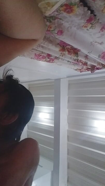 Menjilat pepek basahnya dengan begitu berbulu