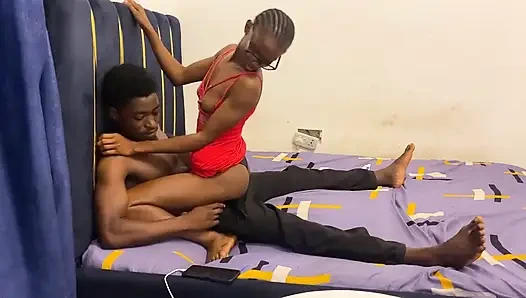 Memanjat sahabatku dengan kontol hitam yang keras