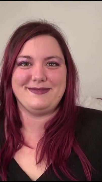 必死のアマチュアたちがセクシーな大きな胸の母親たちが、大きくて硬いペニスに激しく突かれる | クリップ 3