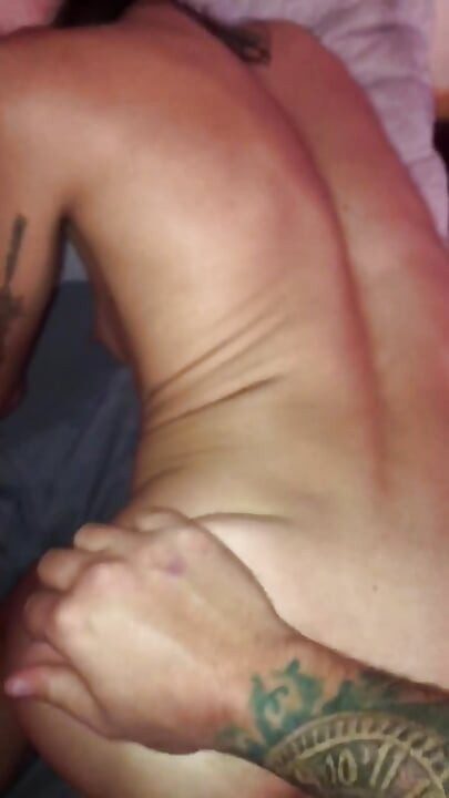 Freches mädchen liebt einen cumshot auf ihrem gesicht &