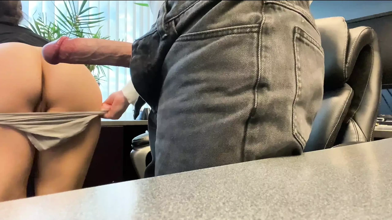 秘书吮吸老板的鸡巴