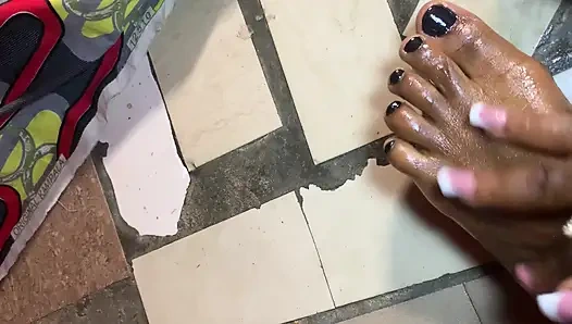 Cewek ebony panas diminyaki bagian pijat kaki