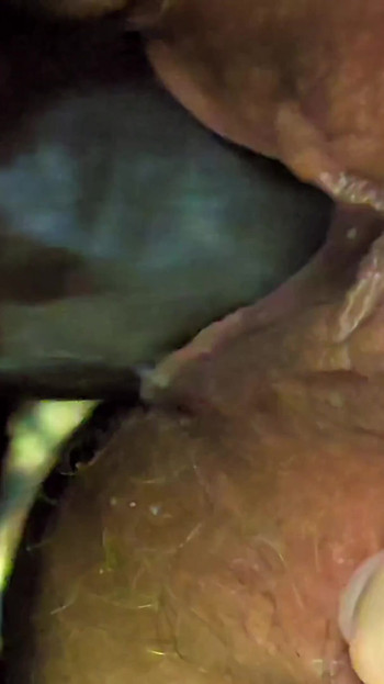 बड़ी मोटी कामुक पत्नी चुपके से सार्वजनिक पार्किंग में कैमरे पर अपने शरीर को बाहर दिखा रही है और कारों में अजनबियों के साथ ड्राइविंग कर रही है | क्लिप 3