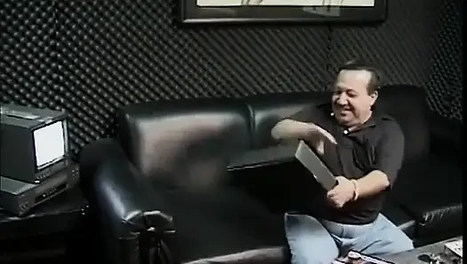 Шлюшке Randy толстый карлик долбят ее пизду во время ношения белого нейлона