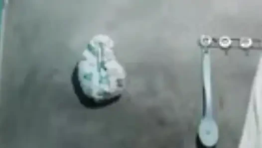 Srepaunt duş alıyor ve büyük bir yarak yapıyor