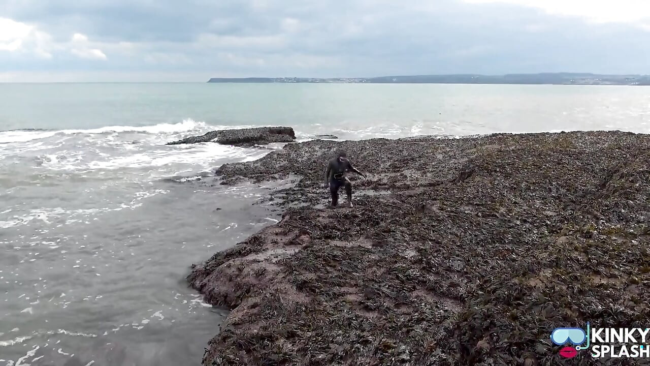 Rubbery Beach Encounter: Lucy's Neopren Cipki Bawić się z Nieznajomym