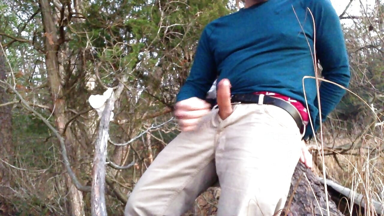 Ik trek me af en kom klaar in het bos