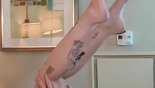 Die muschi des zierlichen tätowierten teenagers essen - zusammenstellung 4