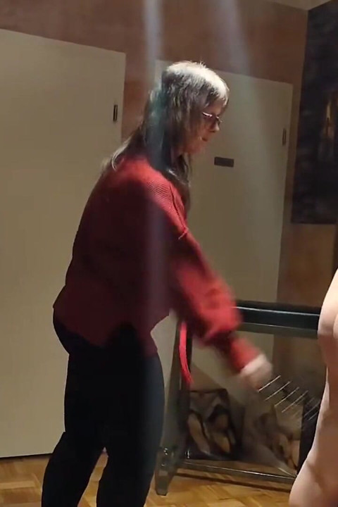 Domlady Mia - Bestrafung Des Schreckens Für Den Sklaven - Ausgepeitscht Auf Der Streckbank Und an Der Deckenstange - Teil 3
