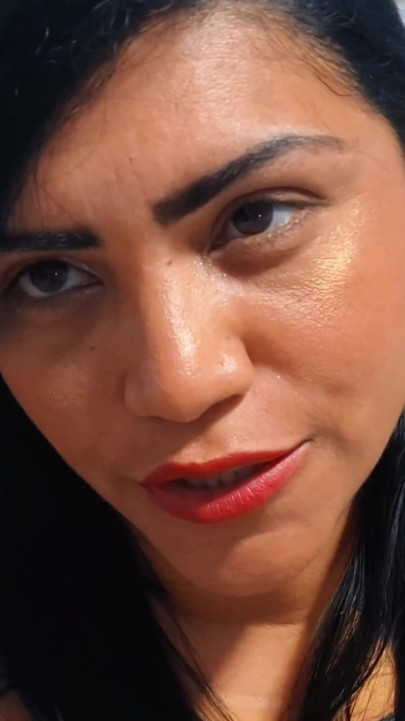 VEDERE LA PERSOANA 1 futând-o pe brunetă pe podeaua bucătăriei și futută adânc până când am venit!
