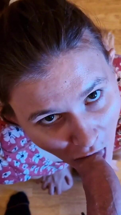 Zapanjujući trenutak iz "Ja sam tvoja ljubav, podrška i pušenje tvog kurca ruska djevojka (ASMR)"