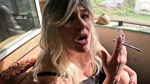 Güzel bir günde sigara içiyor