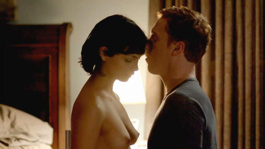 Morena Baccarin scena topless „ojczyzna” na scandalplanetcom