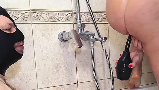 Meine frau putzt ihren hintern vor analsex. Einlauf. Episode 30611