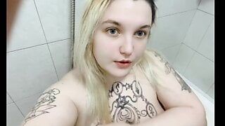 Une fille pulpeuse se masturbe dans la salle de bain et suce en POV