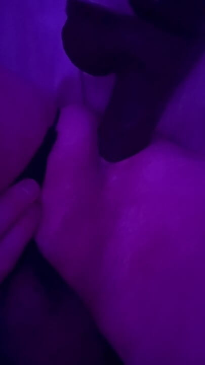 Juguete de bbc en mi culo con mi linda jaula rosa