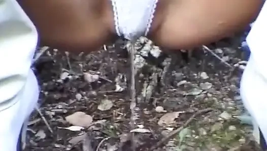 Celana kencing di hutan