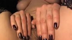 Upclose malované nehty tře chlupatou kundičku a klitoris