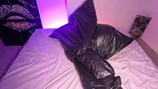 Mädchen in der mülltüte spielt mit ihrem atem