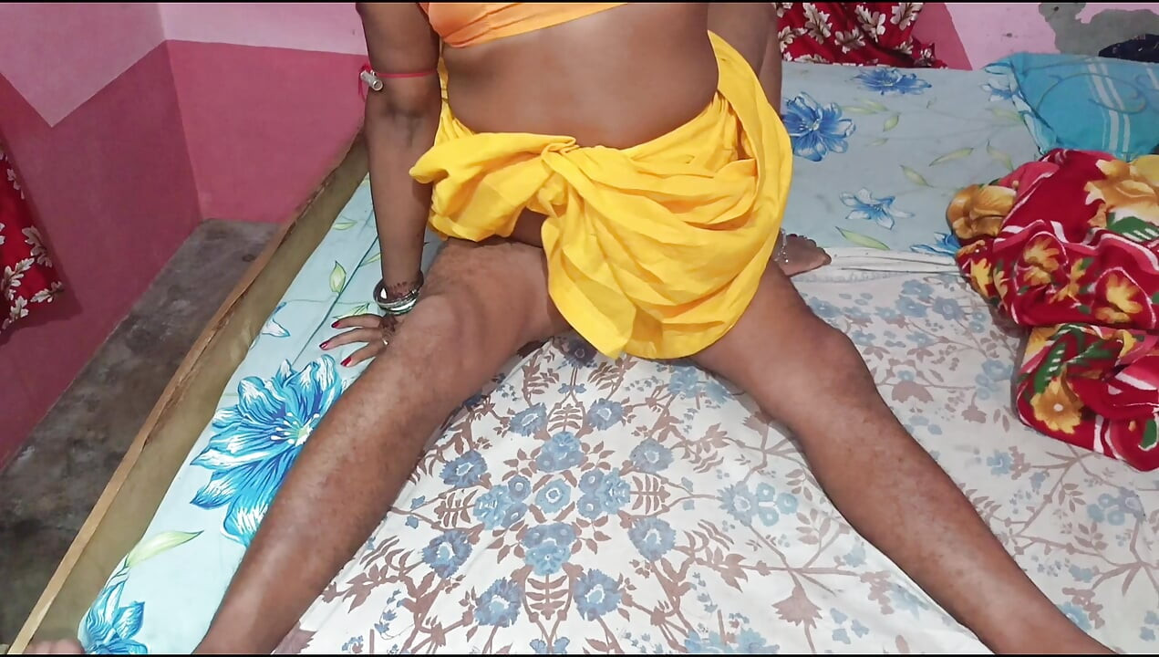 सावत्र बहिण तिच्या नवऱ्यासाठी सुंदर गर्लफ्रेंडला चोदत आहे जी उभी राहून आपल्या नवऱ्याला चोदत आहे. व्हायरल एमएमएस हॉट इंडियन पोर्नव्हिड