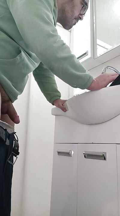 我的继表妹意识到我在她旁边自慰，我不敢相信她的反应陌生人用他的勃起抚摸她的屁股