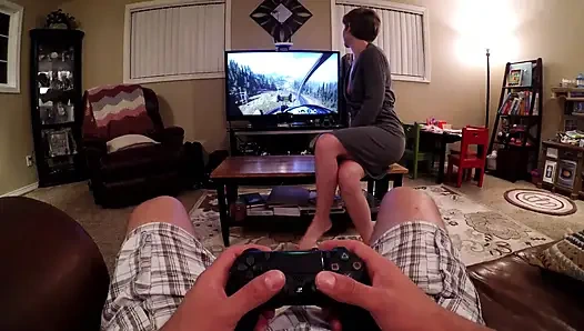 Сосет его член насухо, пока он играет с PS4